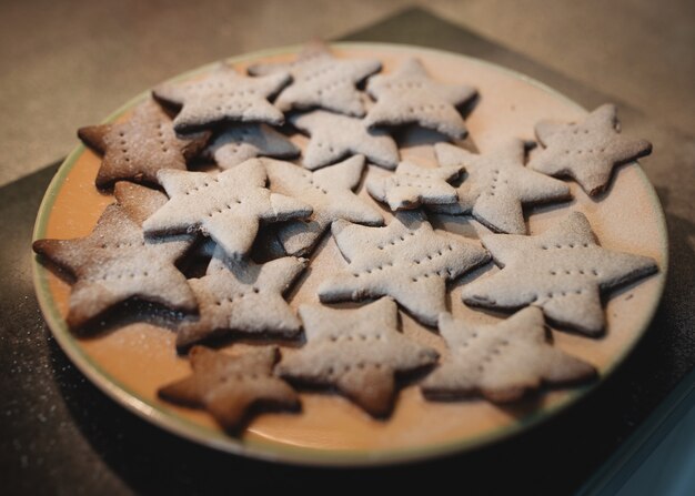 Biscoitos de gengibre caseiros no prato