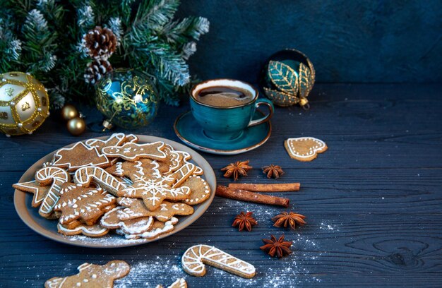 Biscoitos de gengibre caseiros tradicionais e uma xícara de café entre a decoração de Natal Atmosfera de férias de Natal