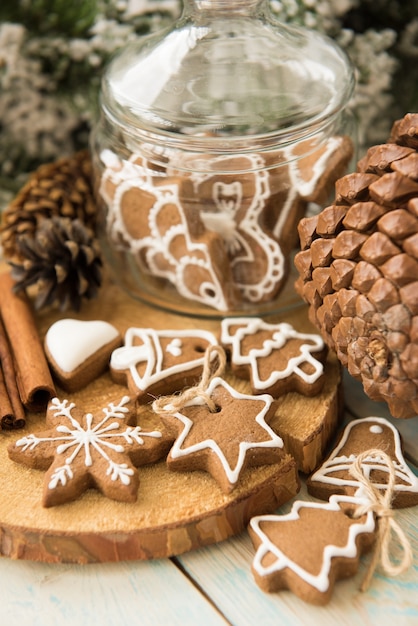 Biscoitos de gengibre castanhos em formas diferentes