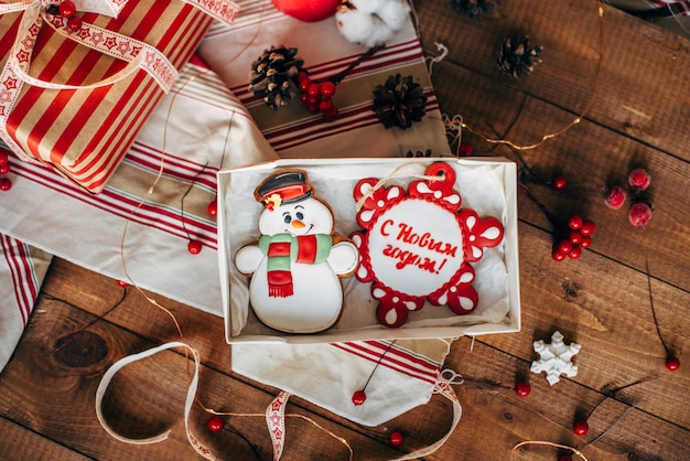 Biscoitos de gengibre colorido de Natal