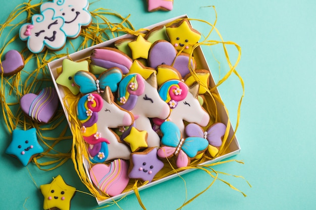 Biscoitos de gengibre com decoração colorida para crianças