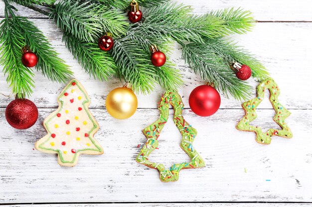 Biscoitos de gengibre com decoração de Natal no fundo da mesa de madeira de cor