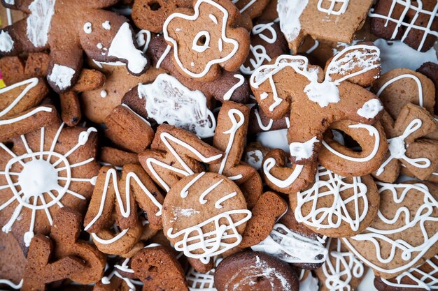 Biscoitos de gengibre com glacê. Bolos caseiros. Comida de natal