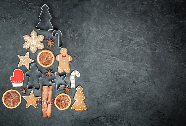 Foto biscoitos de gengibre cortadores de biscoito de canela e anis dispostos em forma de árvore de natal