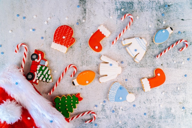 Biscoitos de gengibre de ano novo de Natal na mesa doces biscoitos saborosos decoração de cobertura de açúcar glaceado