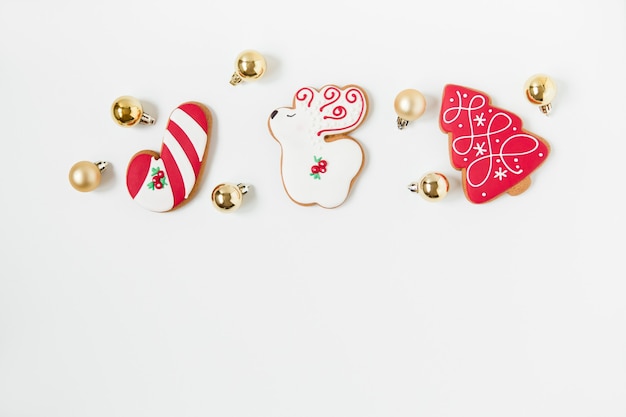 Biscoitos de gengibre de ano novo e Natal e brinquedos de Natal. em forma de árvore. vista do topo. estilo minimalista.