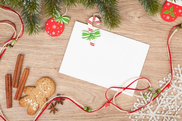 Biscoitos de gengibre de árvore de Natal e cartão para espaço de cópia