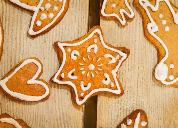 Foto biscoitos de gengibre de estrela de natal na mesa de madeira.