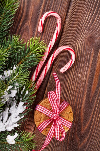 Biscoitos de gengibre de natal cana-de-doces e galho de árvore