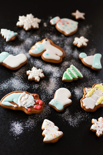 Biscoitos de gengibre de Natal com açúcar de confeiteiro