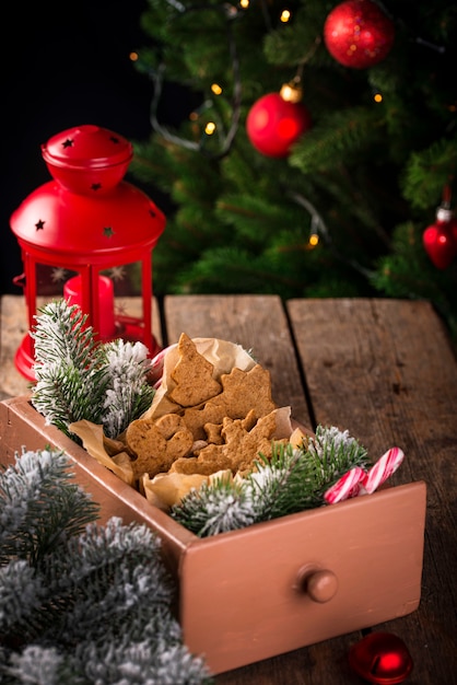 Biscoitos de gengibre de Natal em caixa de madeira