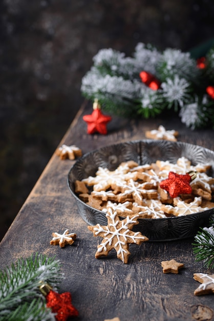 Biscoitos de gengibre de Natal em forma de floco de neve