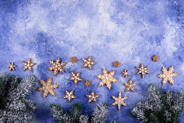 Biscoitos de gengibre de natal em forma de floco de neve