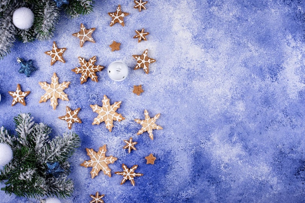 Biscoitos de gengibre de Natal em forma de floco de neve