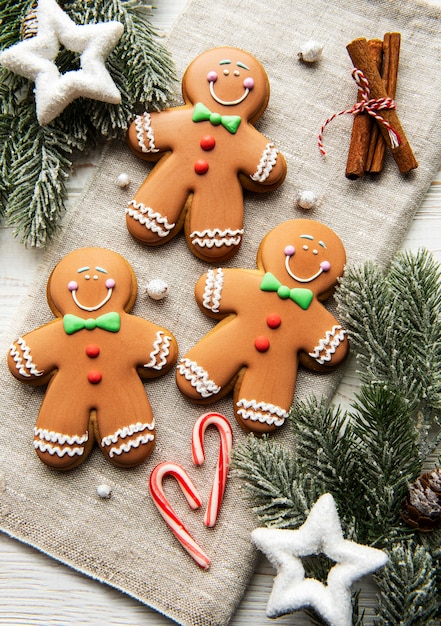 Biscoitos de gengibre de Natal em um fundo de matéria têxtil. Pão de mel caseiro delicioso de Natal