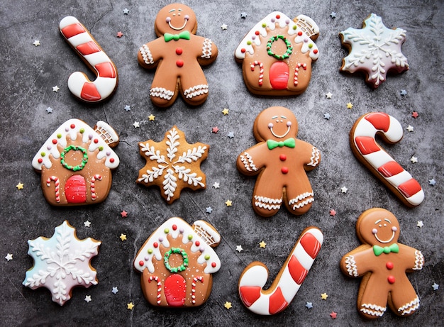 Biscoitos de gengibre de Natal em um fundo escuro. Pão de mel caseiro delicioso de Natal