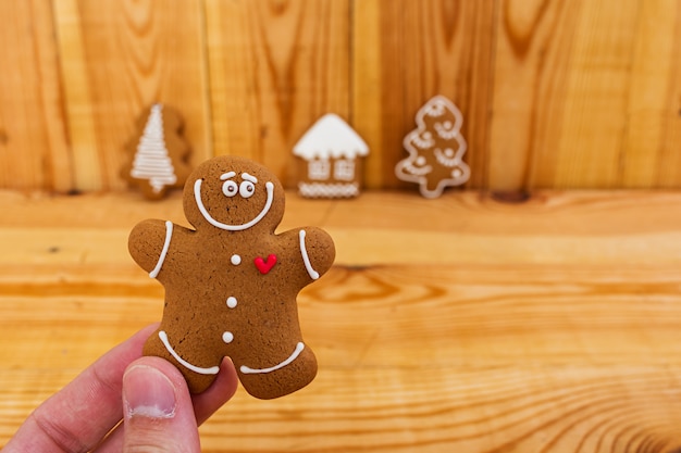 Foto biscoitos de gengibre de natal na madeira