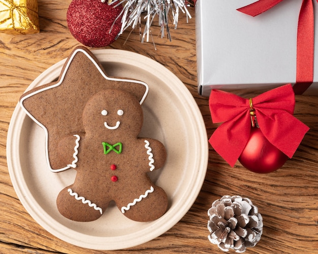 Biscoitos de gengibre de Natal tradicionais sobre uma mesa de madeira com decoração de Natal de caixa de presente.