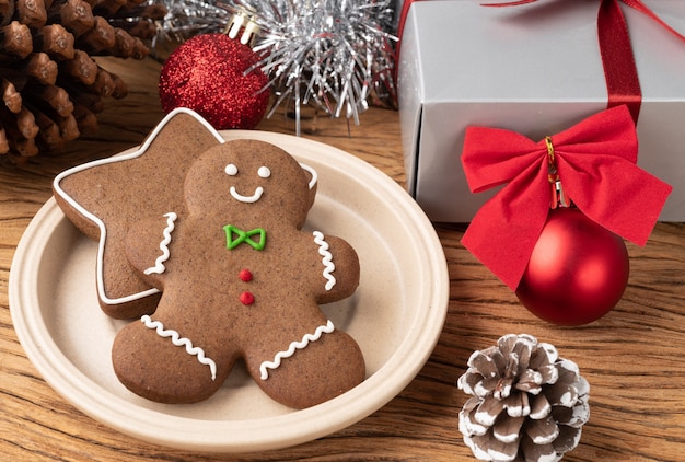 Biscoitos de gengibre de Natal tradicionais sobre uma mesa de madeira com decoração de Natal de caixa de presente.