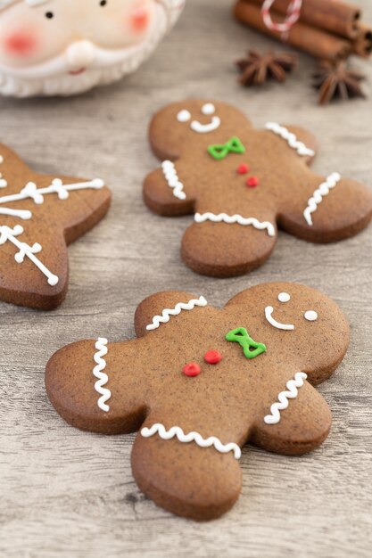 Biscoitos de gengibre de Natal tradicionais sobre uma mesa de madeira.