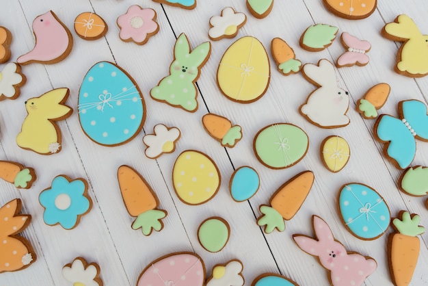 Biscoitos de gengibre de Páscoa. Biscoitos em forma de ovo e coelhinho da Páscoa.