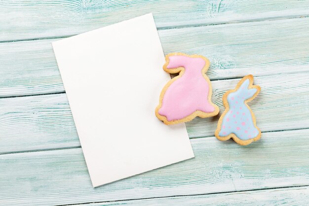 Biscoitos de gengibre de Páscoa e cartão