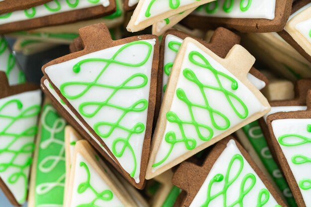 Biscoitos de gengibre decorados com glacê real branco.