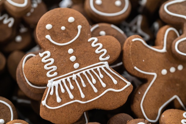 Biscoitos de gengibre decorados com glacê real branco.