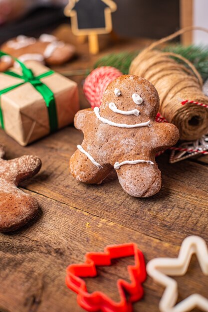 Foto biscoitos de gengibre doces de natal ano novo tratar doce sobremesa homem de gengibre canela gengibre