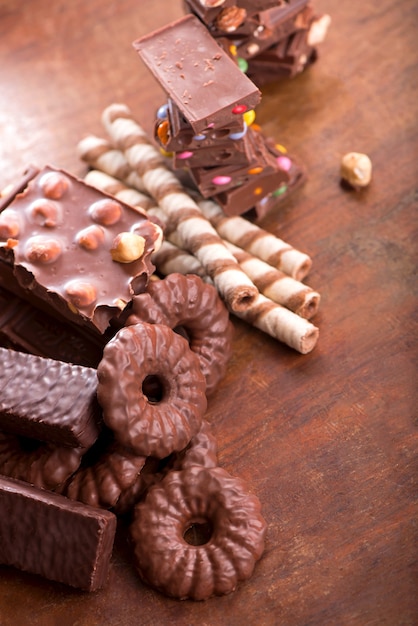 Biscoitos de gengibre e chocolate em uma superfície de madeira