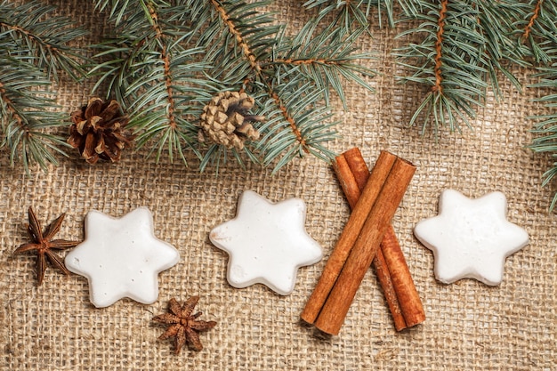 Biscoitos de gengibre em forma de árvore de natal em pano de saco