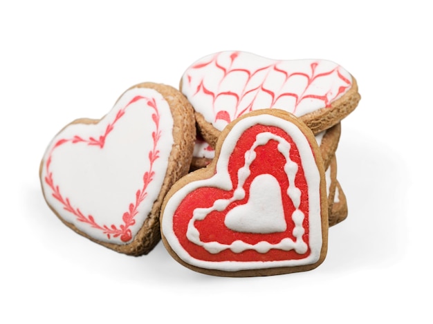 Biscoitos de gengibre em forma de coração para o dia dos namorados. Isolado em fundo branco