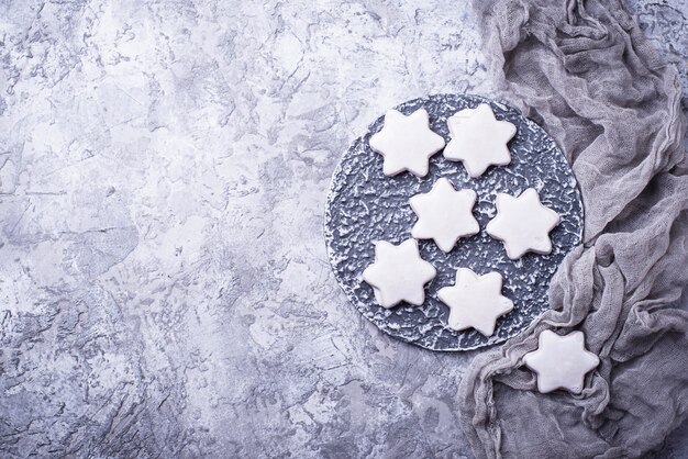 Biscoitos de gengibre em forma de estrela. Vista superior, espaço para texto
