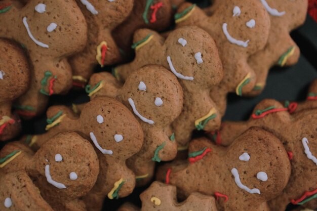 Biscoitos de gengibre em forma de homem em cima da mesa.