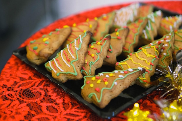 Biscoitos de gengibre em forma de homem na mesa