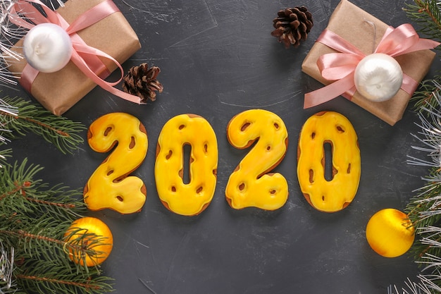 Biscoitos de gengibre em forma de números 2020 com presentes