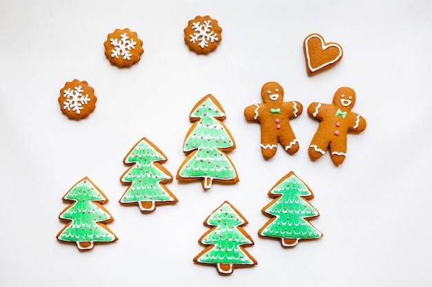 Biscoitos de gengibre festivos feitos à mão em forma de estrelas e árvores de Natal e corações para o Dia dos Namorados