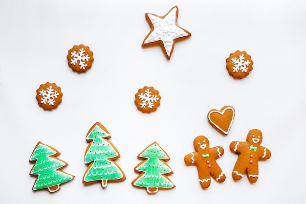 Biscoitos de gengibre festivos feitos à mão em forma de estrelas e árvores de Natal e corações para o Dia dos Namorados