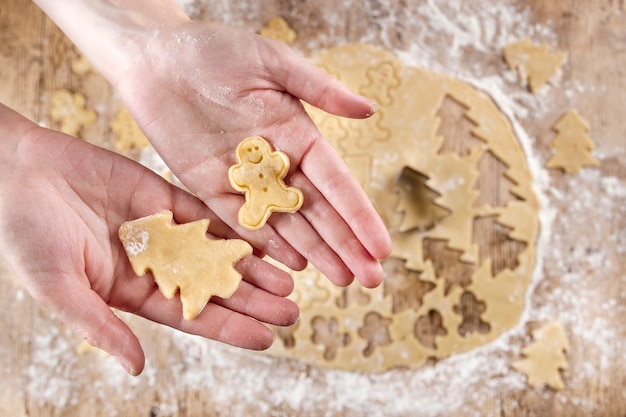 Biscoitos de gengibre recém cortados