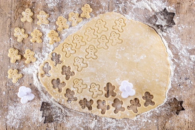 Biscoitos de gengibre recém cortados