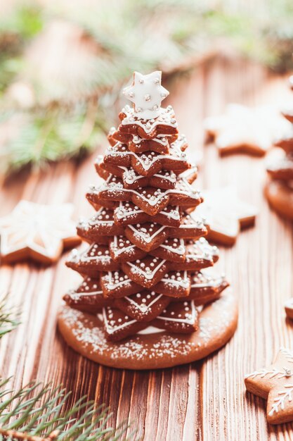 Biscoitos de gengibre. Árvore de Natal de biscoitos com glacê na mesa