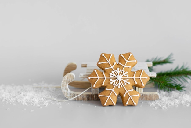 Biscoitos de gengibre tradicionais de Natal decorados com açúcar branco glacê closeup foco suave