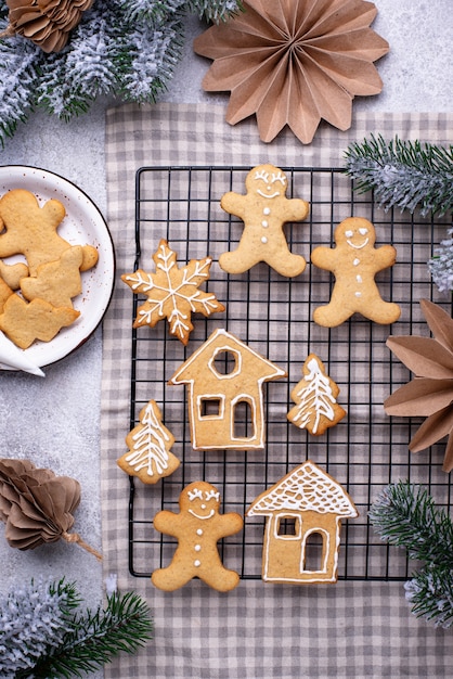 Biscoitos de gengibre tradicionais de Natal decorados com glacê