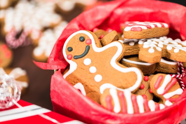 Biscoitos de gengibre tradicionais feitos em casa como presentes de comida.