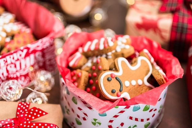 Biscoitos de gengibre tradicionais feitos em casa como presentes de comida.