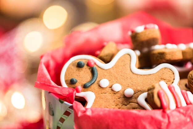 Foto biscoitos de gengibre tradicionais feitos em casa como presentes de comida.