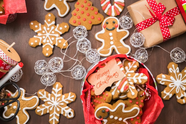 Biscoitos de gengibre tradicionais feitos em casa como presentes de comida.