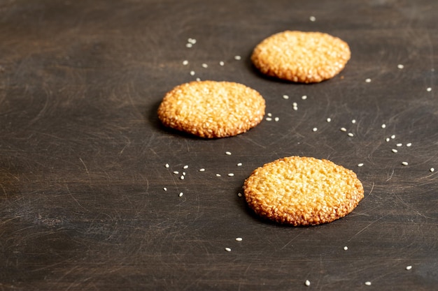 Biscoitos de gergelim do Oriente Médio em uma pilha Biscoitos caseiros com sementes de gergelim