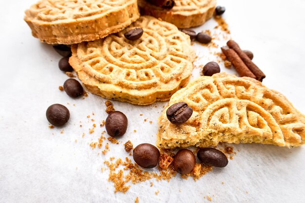 Biscoitos de grão de bico sem glúten com grãos de café e canela