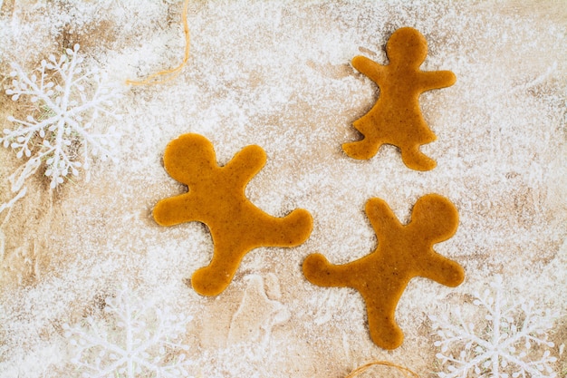 Biscoitos de homens de gengibre prontos para assar